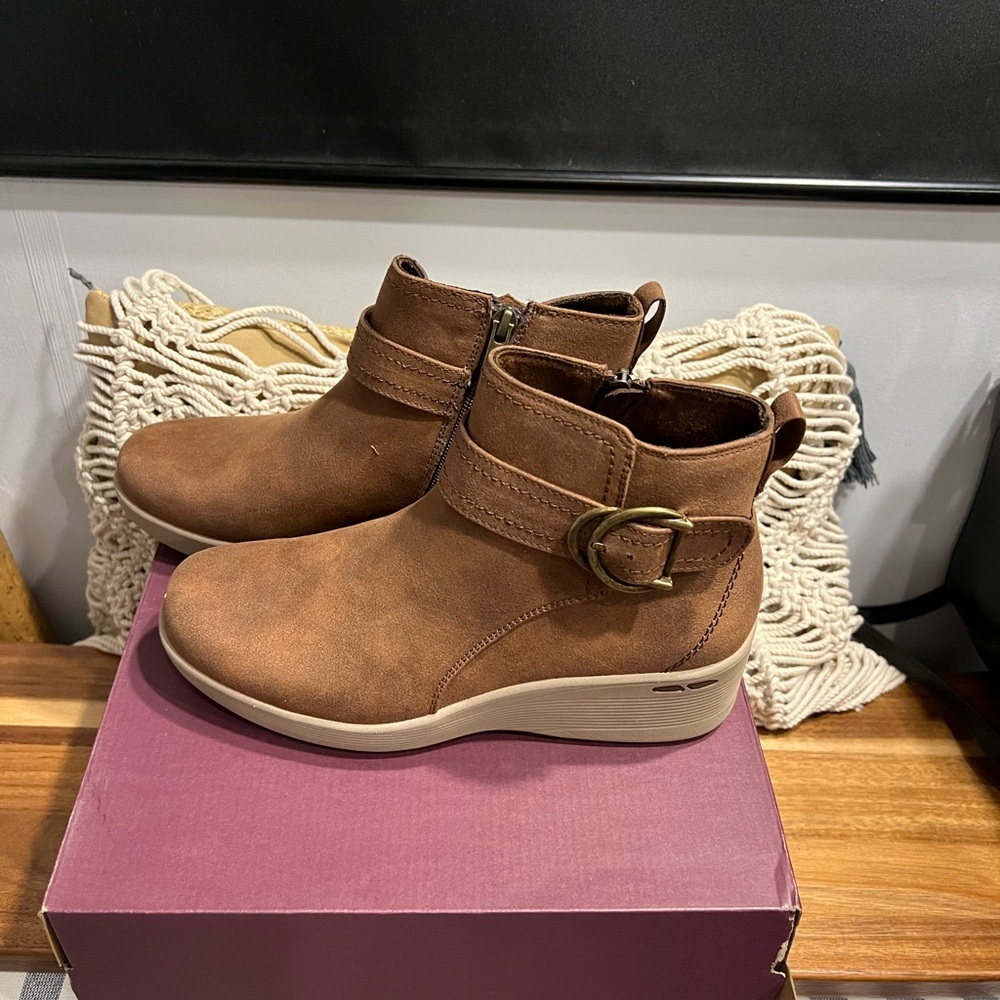 Skechers Women's Pier-lite-Forever Chic Ankle Boot Size 7.5